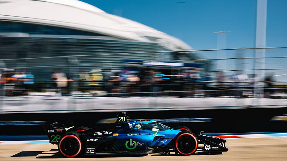 Marucs Ericsson drives